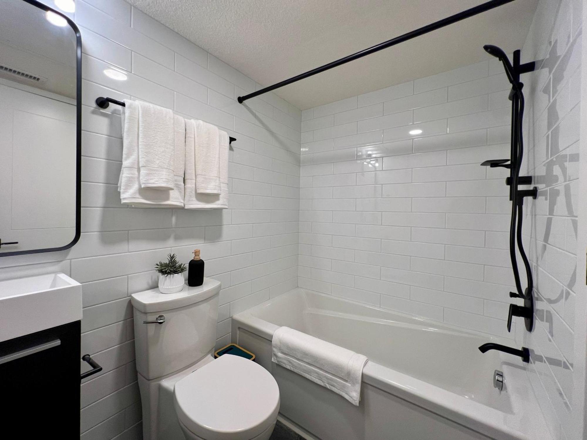 Special! New Downtown Mtn View Free Parking 2b&2b Apartment Canmore